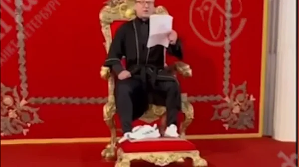 Бизнесмен с нож седна на императорския трон в 