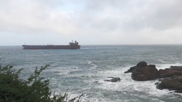 „Кайрос“ стои на котва, екипажът отказва евакуация – помощта идва по въздух