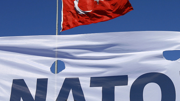 Politico: Борбата за F-16 между Анкара и Вашингтон държи за заложник членството на Швеция и Финландия в НАТО