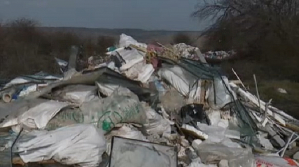 Планини от боклук се появиха в Разград. Властите по петите на виновника