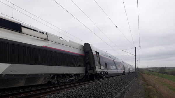 Най-малко 20 ранени, след като влак дерайлира във Франция