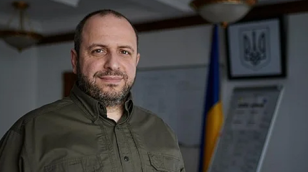 Военният министър на Украйна зове мъжете в чужбина да прерамчат автомат