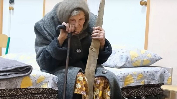 Невероятна издръжливост! 98-годишна украинка извървя 10 километра под руски обстрел