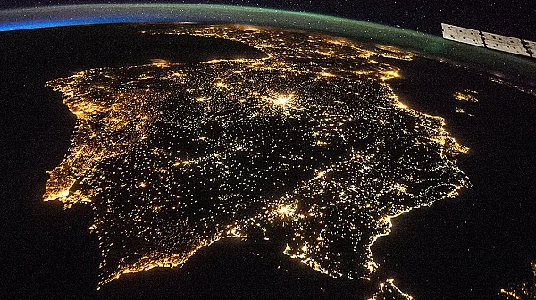 Земята нощем: Светът свети повече, но не навсякъде