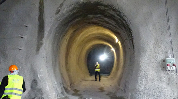 Затрупани хора при срутване в новостроящия се тунел ”Железница”