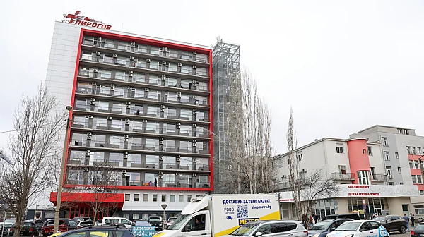 Момче падна от счупен парапет до НДК и е в кома в „Пирогов“