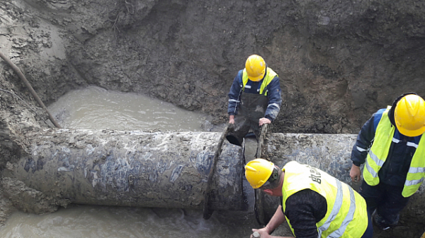 Около 140 000 души страдат от аварията на водопровод в Шумен