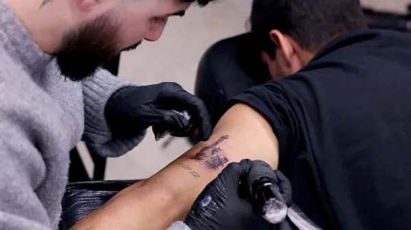 От ягода до кенгуру: Алкарас пише история върху кожата си