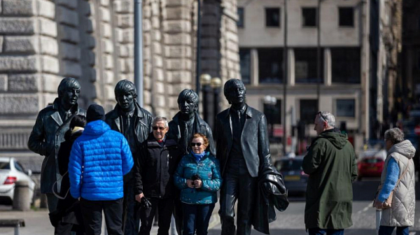 Статуите на Бийтълс в Ливърпул бяха облечени в украински носии