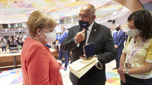 Борисов подари на Меркел сребърна бъклица с розово масло. Тя му прави забележка за маската