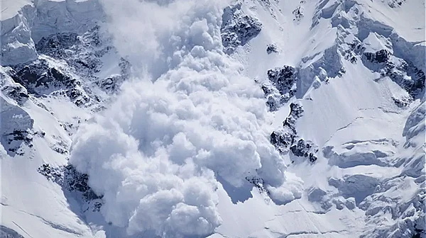 Лавинна опасност от четвърта степен, предупреждение към скиори и туристи