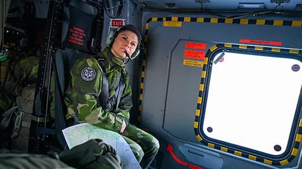 Шведската принцеса Виктория учи за офицер от ВВС, лети