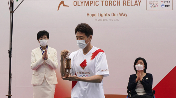 Олимпийският огън e в Токио
