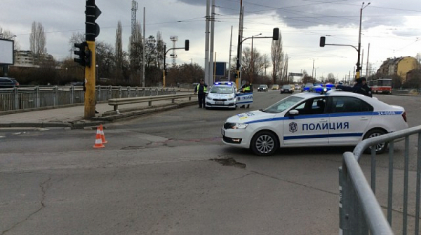 Бетоновоз удари пешеходец на столично кръстовище. Водачът се издирва