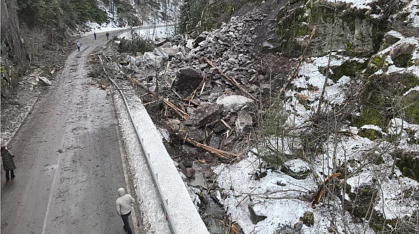 Свлачища и паднали скални маси затрудняват движението в страната