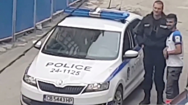 МВР проверява видео с полицай, на когото оставят подкуп в патрулката /видео/