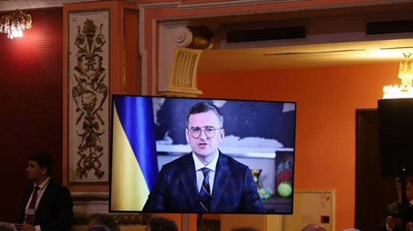 Кулеба: Критично е да поддържаме помощта за Украйна