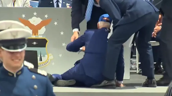 Джо Байдън се спъна и падна по време на церемония във Военновъздушната академия на САЩ