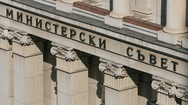 МС проверява 62-ма души, назначени на граждански договори в кабинета ”Петков”