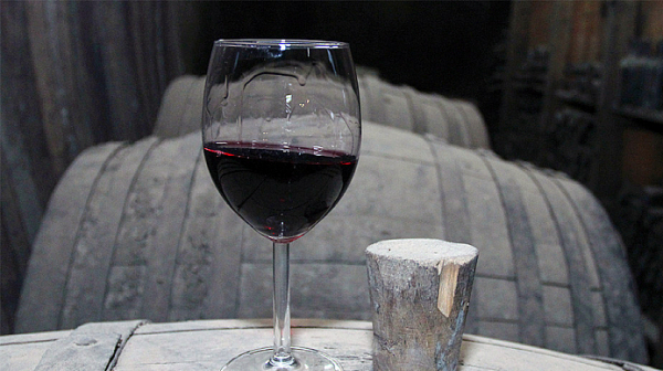 Наздраве! Над 300 хил. литра бели и червени вина липсват от данъчен склад