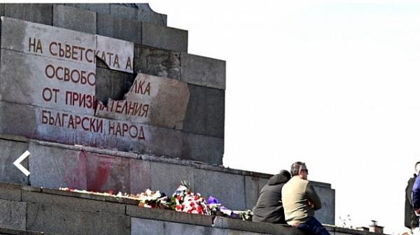 Счупена е плочата на паметника на Съветската армия в столицата