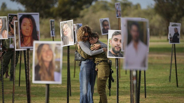 Хиляди се събраха в Тел Авив за рождения ден на заложничка