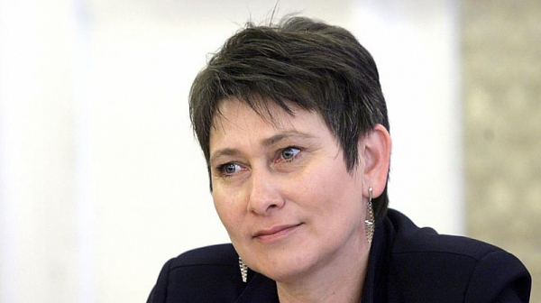 Министър Везиева не си поплюва,  иска оставките на трима от ГЕРБ заради Караганева