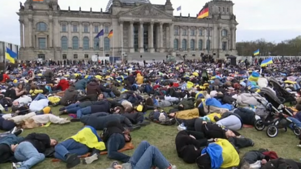 Светът да види Буча: Хиляди легнаха пред Бундестага в Берлин в знак на протест срещу войната