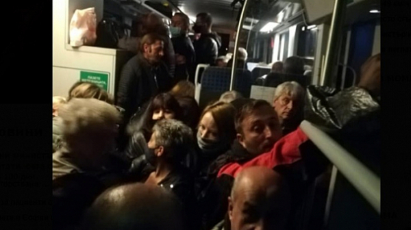 Противоепидемични мерки в БДЖ. Пътниците във влака Своге - София, натъпкани като сардини