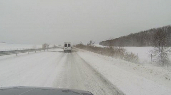 Снегът затвори цяла България