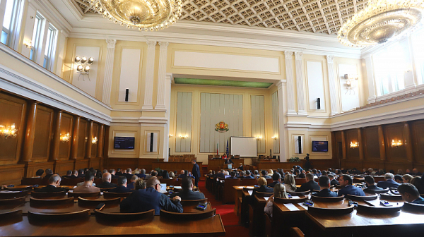 Министри обясняват на депутатите за „Български пощи“ и украинските бежанци