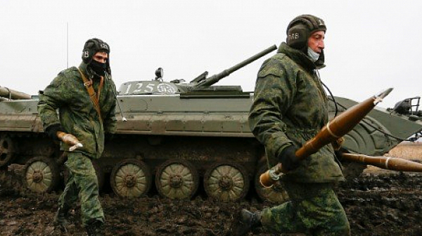 Генщабът на Украйна: Русия изпраща войски в Донбас