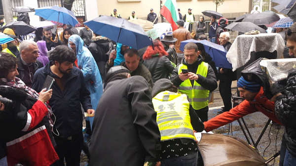 Протестиращи събират пари, за да слушат под дъжда дебатите за избора на Гешев /обновена/