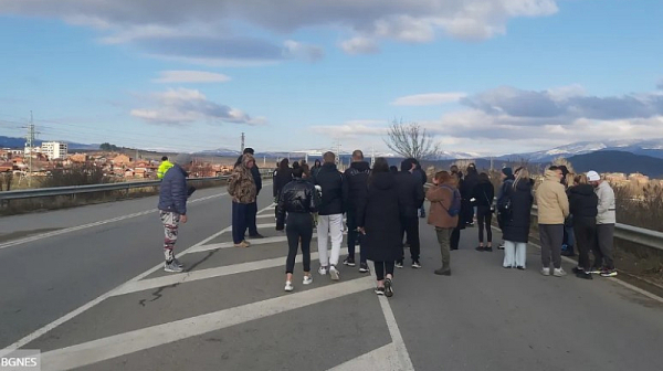 Протест заради 18-годишното момиче, загинало след сблъсък с коне. Пътят Кюстендил - Гюешево е затворен