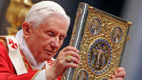 Десетки хиляди почитат папа Бенедикт XVI