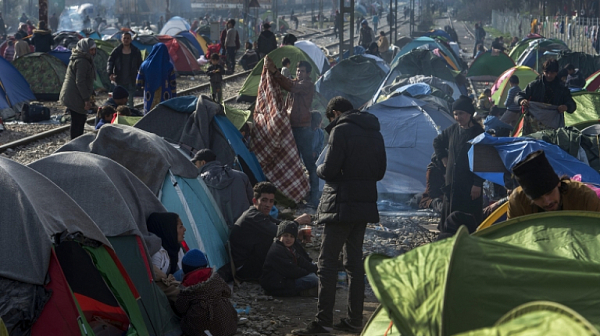 Високо напрежение: Сблъсъци между полиция и бежанци по гръцката граница