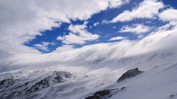 Снегът блокира 10 души в местността Върховръх в Родопите
