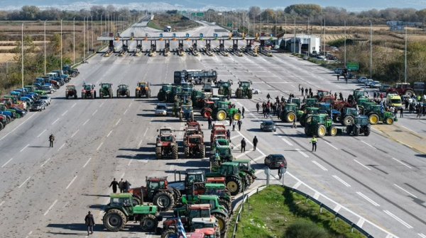 Гръцки фермери блокираха границата със Северна Македония