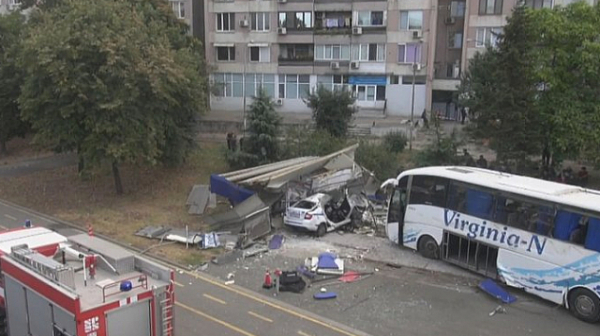Очакват се още обвинени за катастрофата с автобус в Бургас, причинила смъртта на двама полицаи
