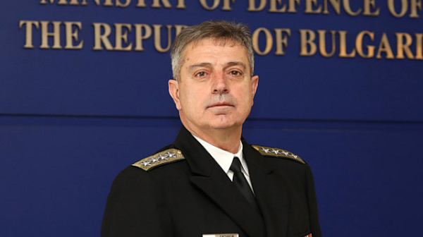 Адмирал Емил Ефтимов остава началник на отбраната и след края на мандата му