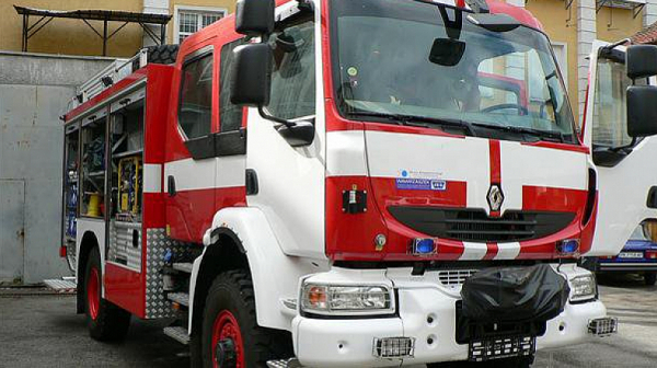 Пожар се разрази в езиковата гимназия във Варна, няма пострадали