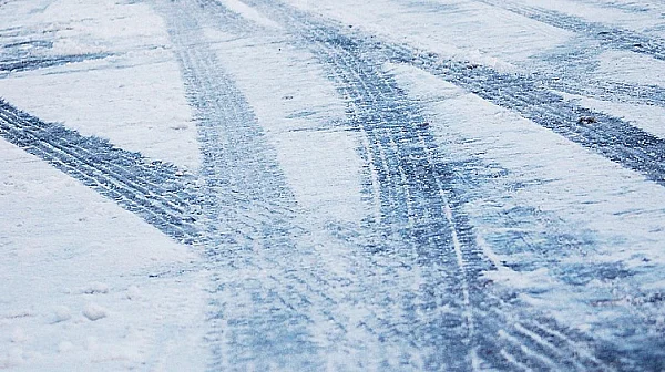 Зимата удари Западна България: риск от поледици и труден трафик. Как да шофираме на лед?