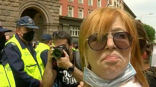 Румяна Ченалова: Мутри с полицейски униформи - те пребиват, влачат, снимат момичета, унижават