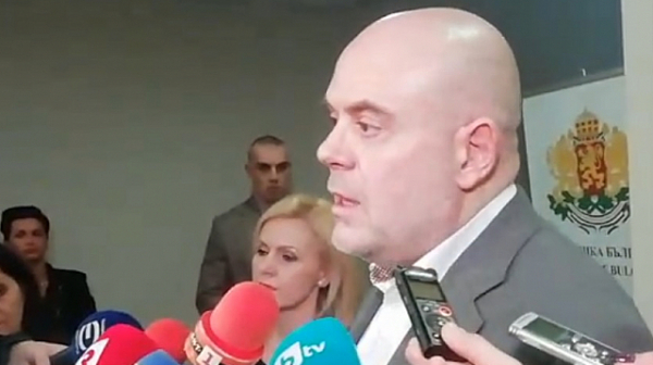 ”Демократична България” и ДПС ”кръстосаха шпаги” в парламента за отстраняването на Иван Гешев