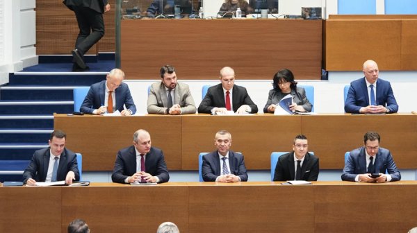 Парламентът прие оставката на кабинета 