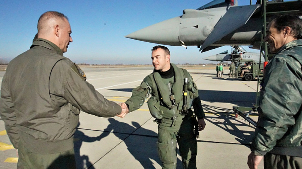 Военните министри на България и Испания отиват в авиобазата в Граф Игнатиево