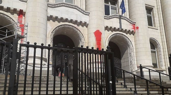 Съдът гледа мярката на младежа, обвинен за червената боя върху сградата на Съдебната палата