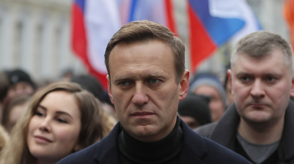Навални вече може да говори, възстановява се