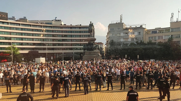 Стотици се събраха пред НС в подкрепа на Минчев /видео/