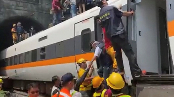 Десетки жертви при влакова катастрофа в Тайван